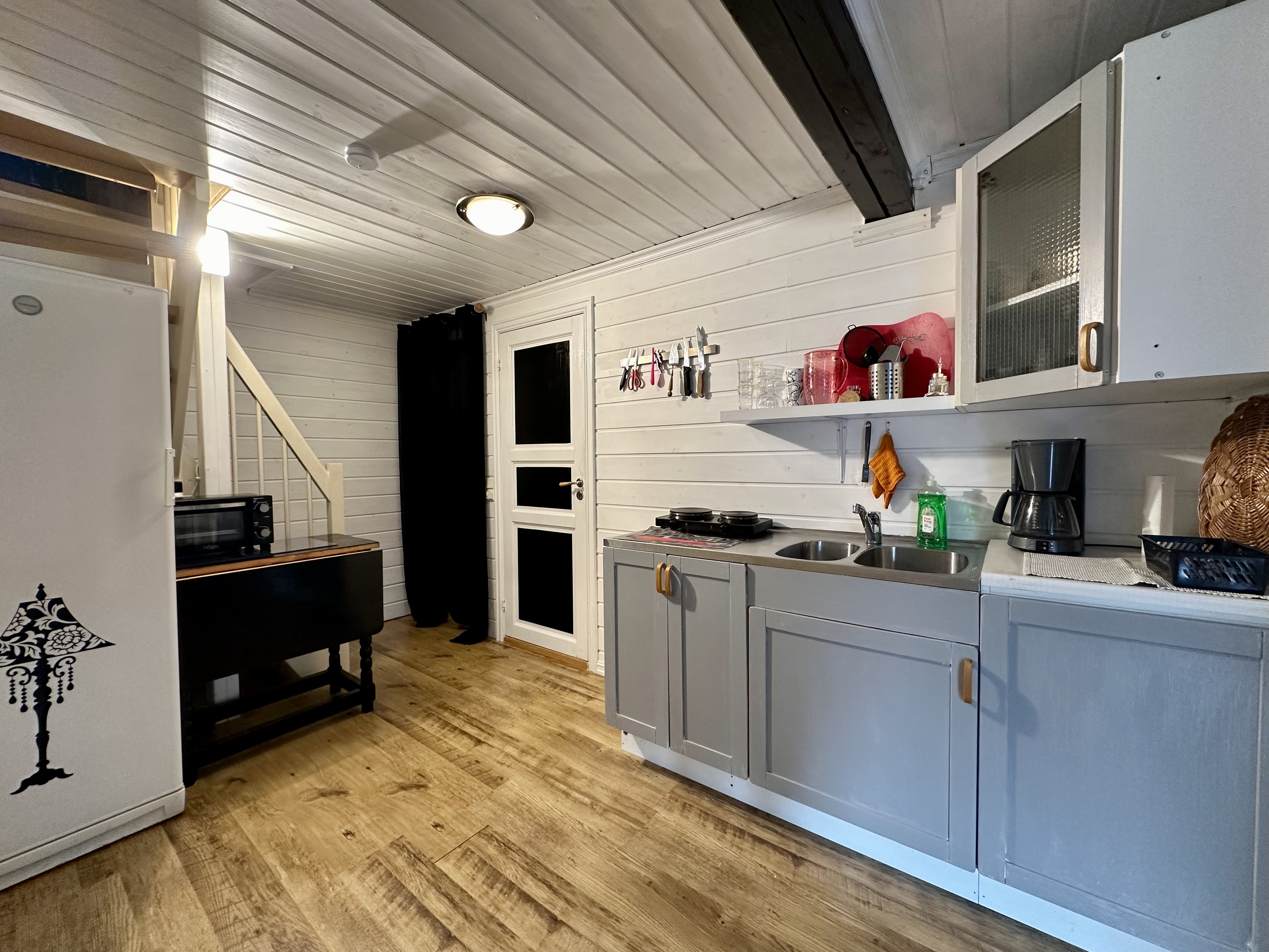 Everything you need to prepare meals with modern appliances and elegant design.